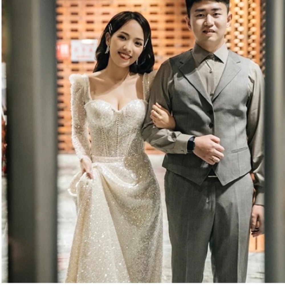 NWT Long-sleeved shimmering wedding gown for brides